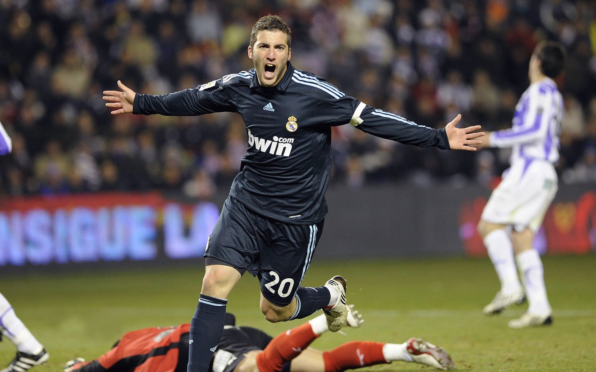 英超焦点战,精彩进球和神级扑救掀起高潮,英超专题